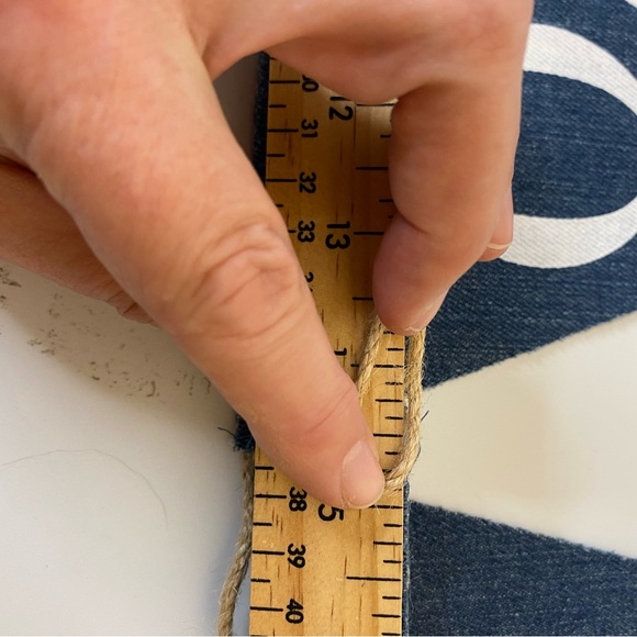 Denim banner with hearts and the letters LOVE printed in white - Picture 9 of 10